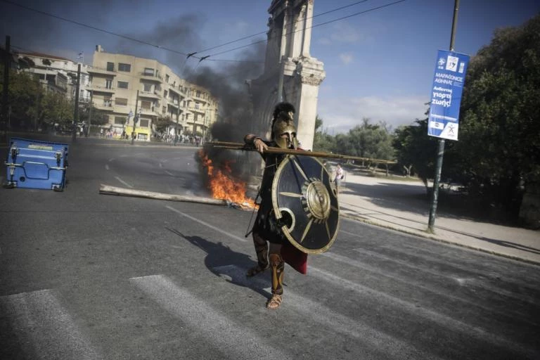 Σουρεάλ εικόνες στη μαθητική πορεία: O… Λεωνίδας στους Στύλους του Ολυμπίου Διός